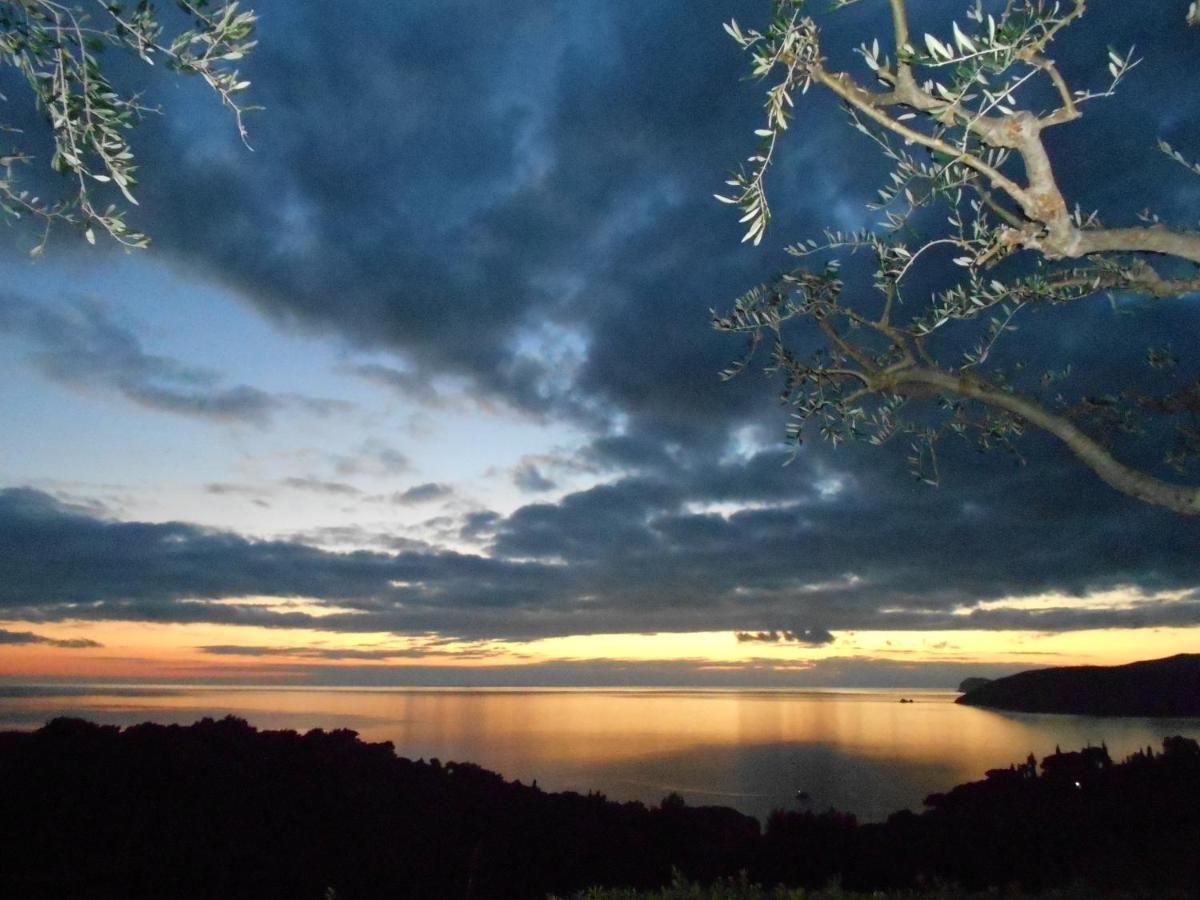 Villatramontistella Suite Capoliveri  Bagian luar foto